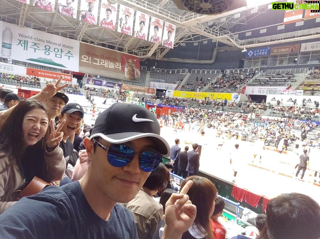 Jin Goo - 93.5K Likes - 오리온스 개막전!!
오리온스 화이팅!!
#이승현 #허일영 #김강선 #장재석 #Landry #Howard #이현민
전부 winner!!