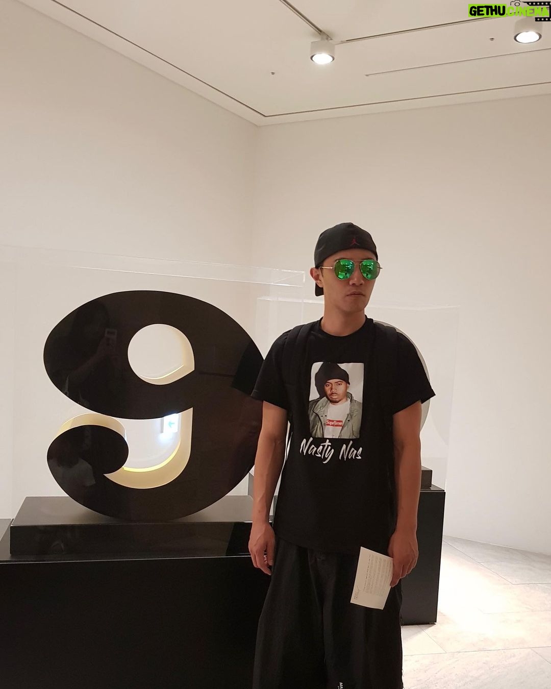 Jin Goo Instagram - #맥주한잔하9 #문화생활중이9 My favourite things to do had a #beer went to #artmuseums