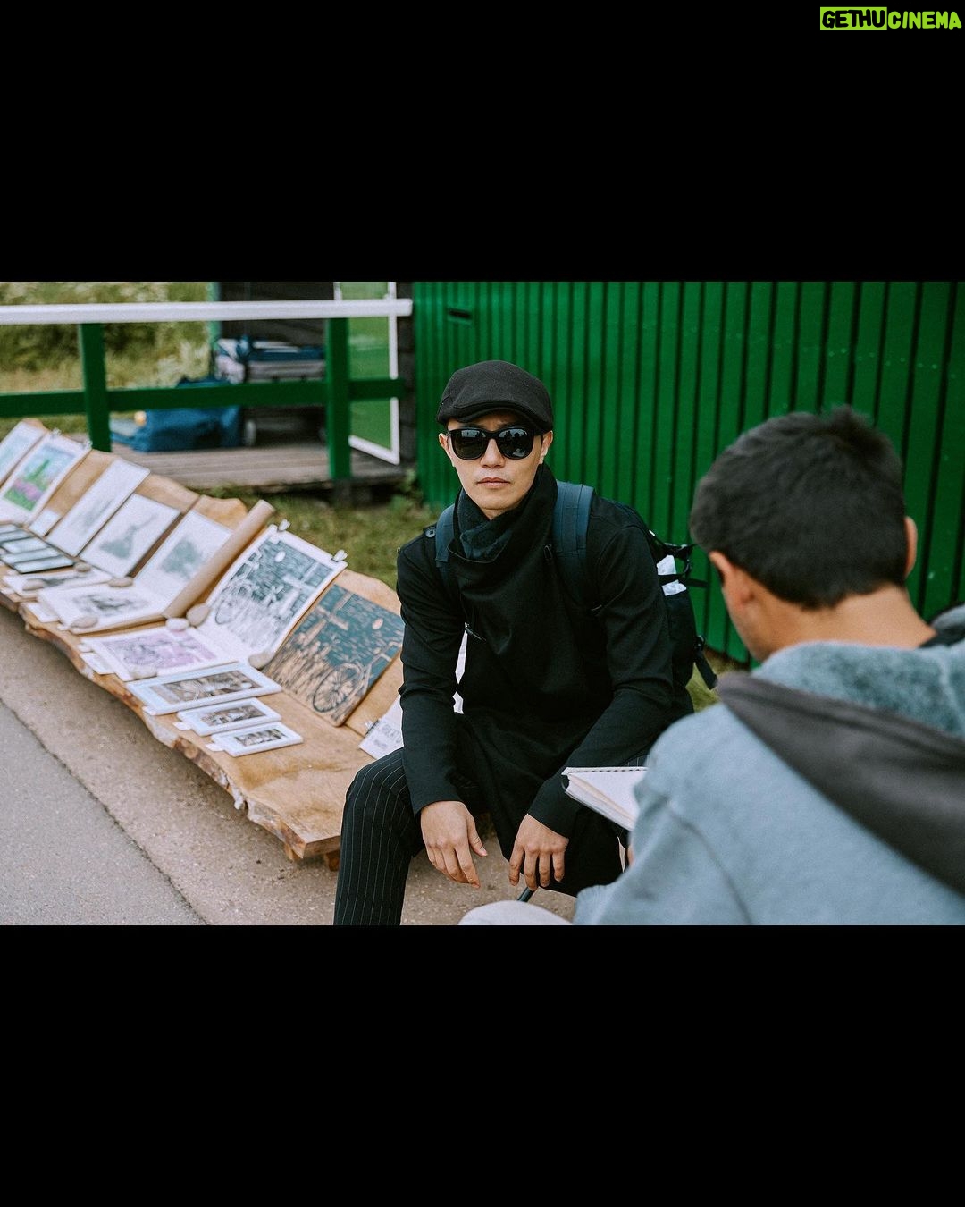Jin Goo Instagram - 생애 첫 길거리 드로잉 #잔세스한스 에서 특별한 만남^^ #wouter 바우터라는 길거리 화가 친구와 인증샷!!! 잔세스한스의 풍차도 좋고, 그림도 좋지만 가장 나를 기분좋게 했던건 이 친구의 미소!! Thank you wouter~ @woutercorduwener Thank you for your smile^^