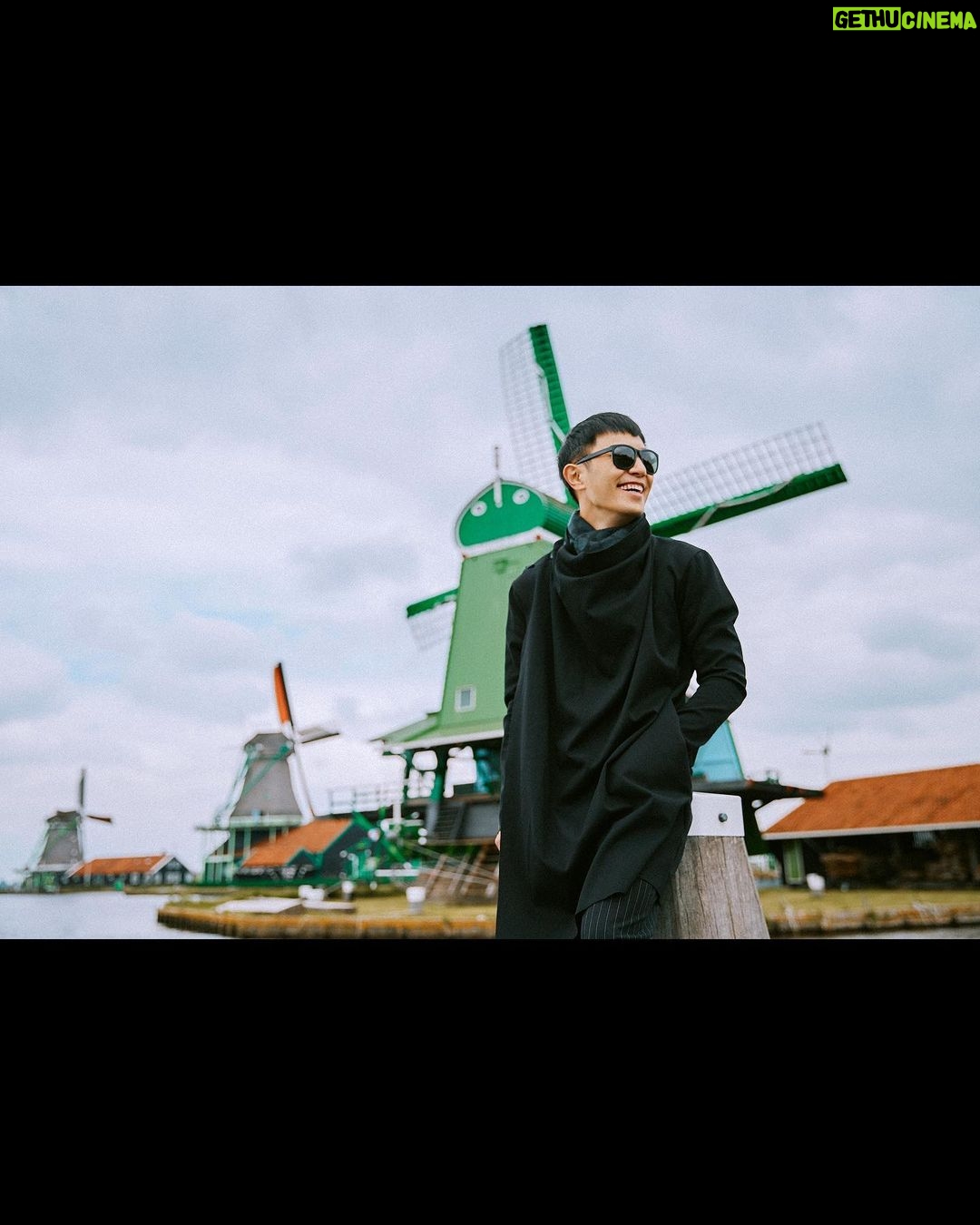 Jin Goo Instagram - 생애 첫 길거리 드로잉 #잔세스한스 에서 특별한 만남^^ #wouter 바우터라는 길거리 화가 친구와 인증샷!!! 잔세스한스의 풍차도 좋고, 그림도 좋지만 가장 나를 기분좋게 했던건 이 친구의 미소!! Thank you wouter~ @woutercorduwener Thank you for your smile^^