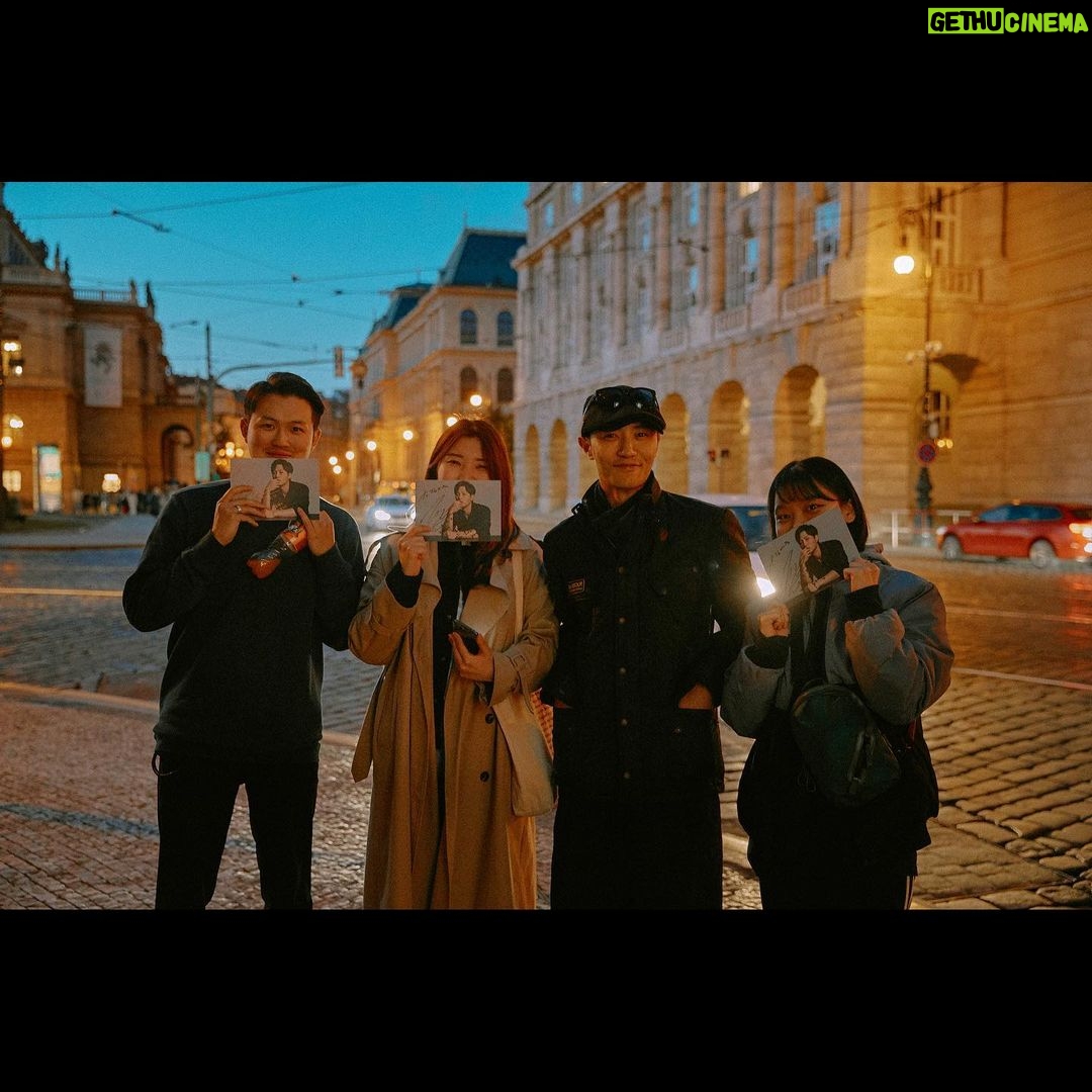 Jin Goo Instagram - 두번째 캐치!! 밝은 친구들의 에너지를 얻다^^! #catch no.2! Always good to meet nice people #thankyou :) #prague #czech . #catch me if you can! #나를찾아줘 #JG