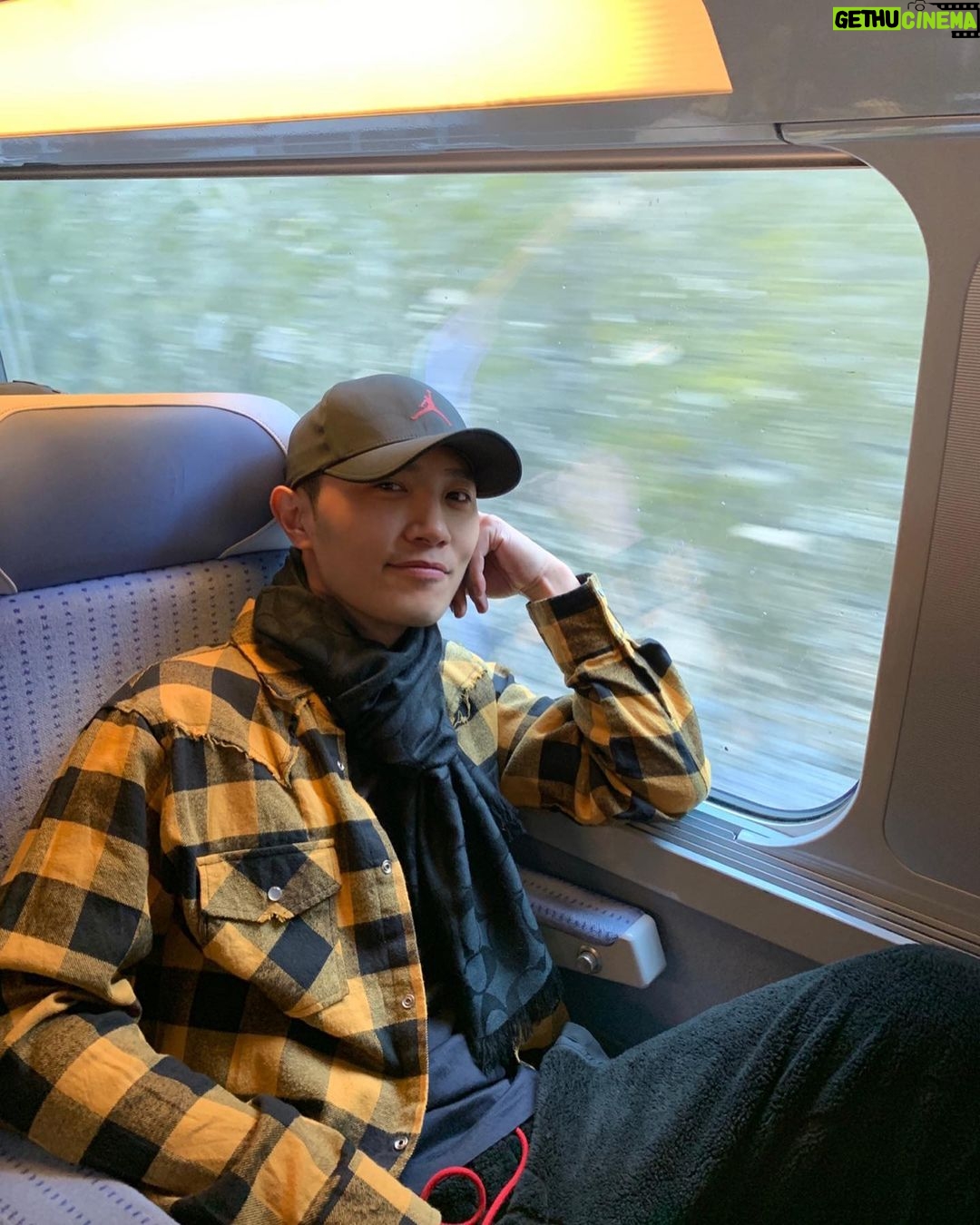 Jin Goo Instagram - Catch me if you can is #continuing there is a little gift as well in #Switzerland! #나를찾아줘 는 계속됩니다! 저를 만나면 작은 선물...! I am heading to Interlaken, Zurich in #Switzerland #스위스 #인터라켄 가는 길^^ #졸리다