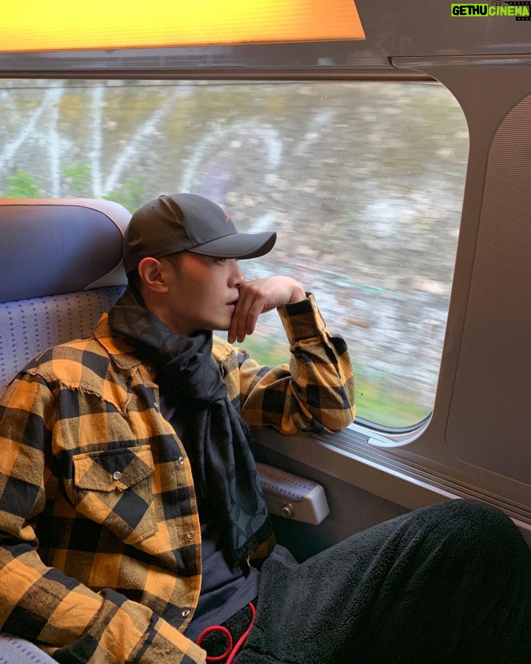 Jin Goo Instagram - Catch me if you can is #continuing there is a little gift as well in #Switzerland! #나를찾아줘 는 계속됩니다! 저를 만나면 작은 선물...! I am heading to Interlaken, Zurich in #Switzerland #스위스 #인터라켄 가는 길^^ #졸리다
