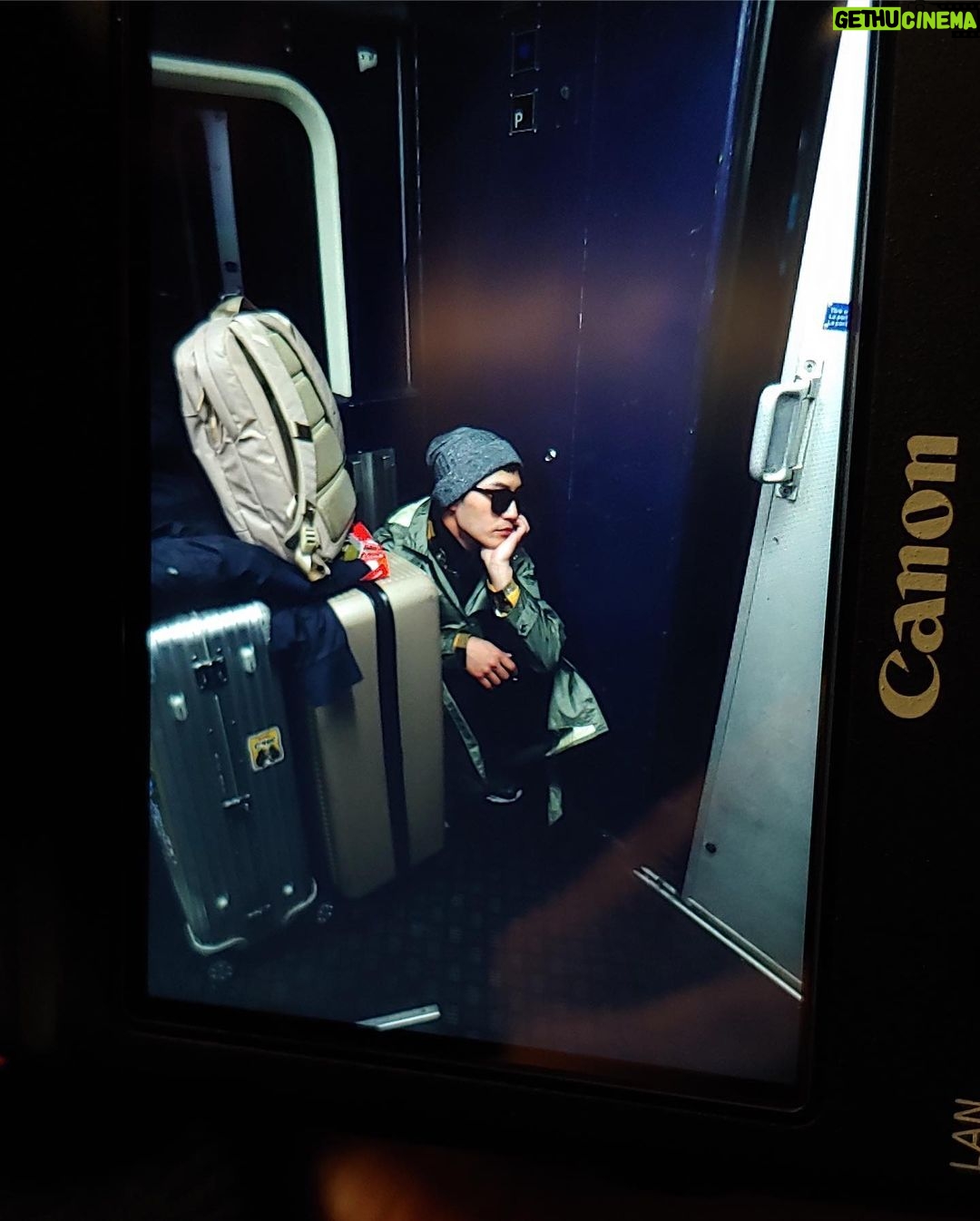 Jin Goo Instagram - Catch me if you can is #continuing there is a little gift as well in #Switzerland! #나를찾아줘 는 계속됩니다! 저를 만나면 작은 선물...! I am heading to Interlaken, Zurich in #Switzerland #스위스 #인터라켄 가는 길^^ #졸리다