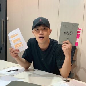 Jin Goo Instagram - #리갈하이 대본연습하러 회사로 출근 
#9회도 #본방사수