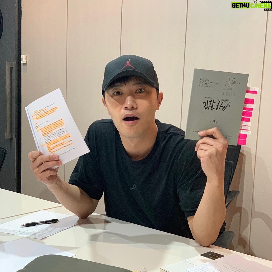 Jin Goo - 96.1K Likes - #리갈하이 대본연습하러 회사로 출근
#9회도 #본방사수