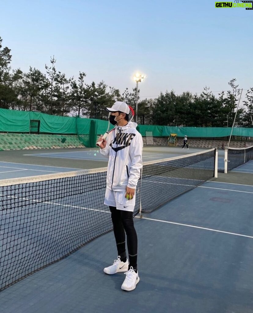 Jin Goo Instagram - . 날씨 is 👍 🎾👟