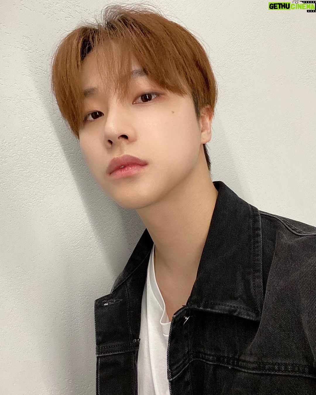 Jinhwan Instagram - 영상으로나마 봐서 좋았어요 ㅜ ㅜ 얼른 영상통화말고 직접 만나게 되길!! #iKONIC ❤️