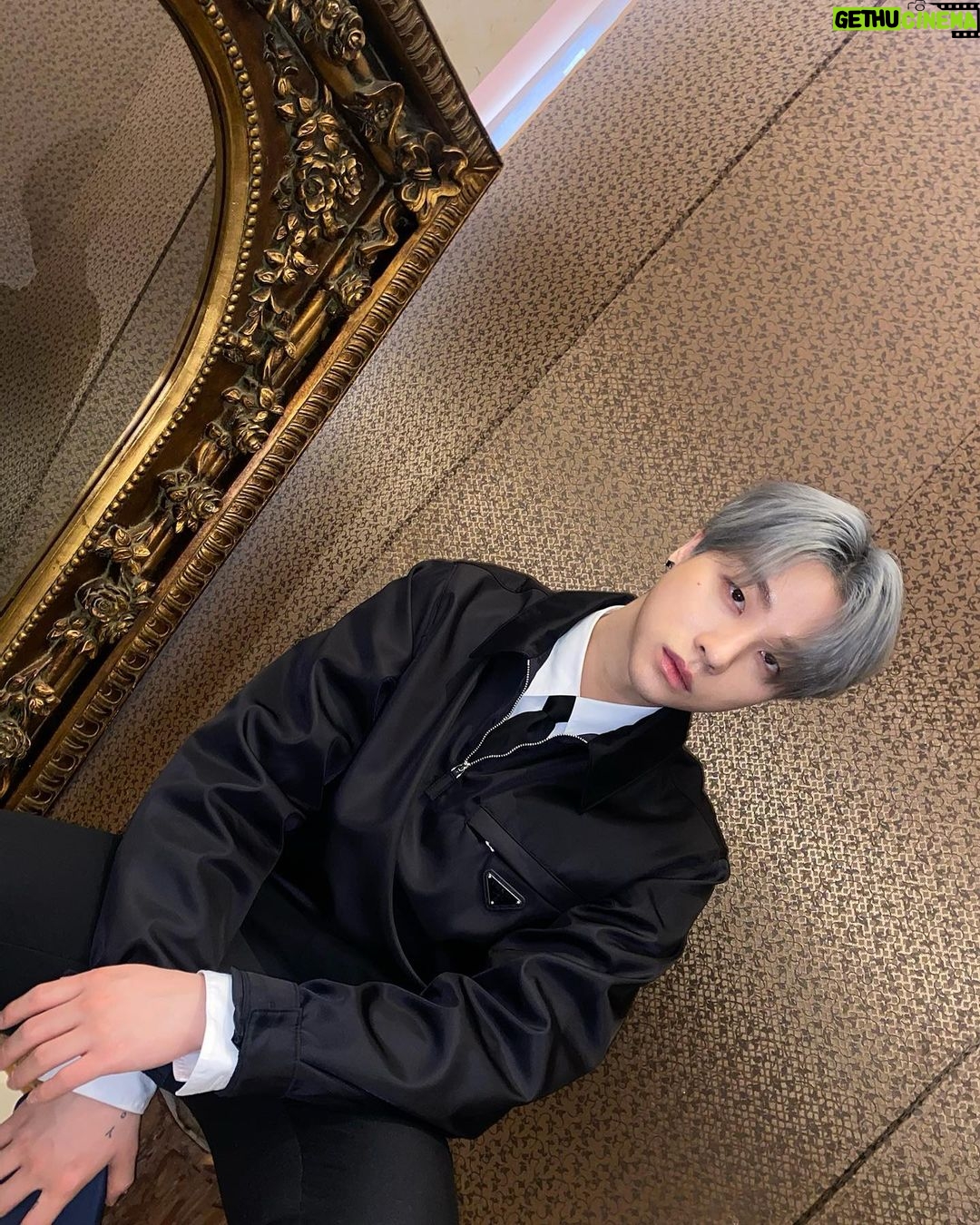 Jinhwan Instagram - 킹덤 재밌게 봤어요?🙃 목요일 7시 50분이 우리 아이코닉에게 선물이길🤟🏻