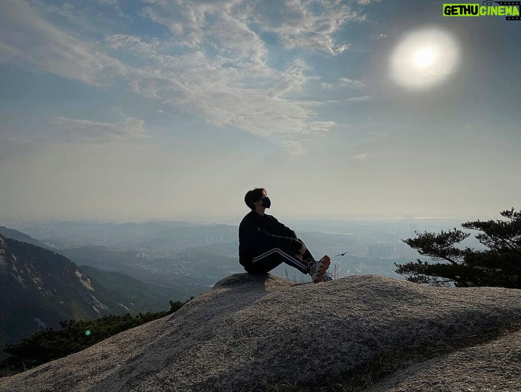 Jinhwan Instagram - 힘이 들 땐 모두 산을 타자