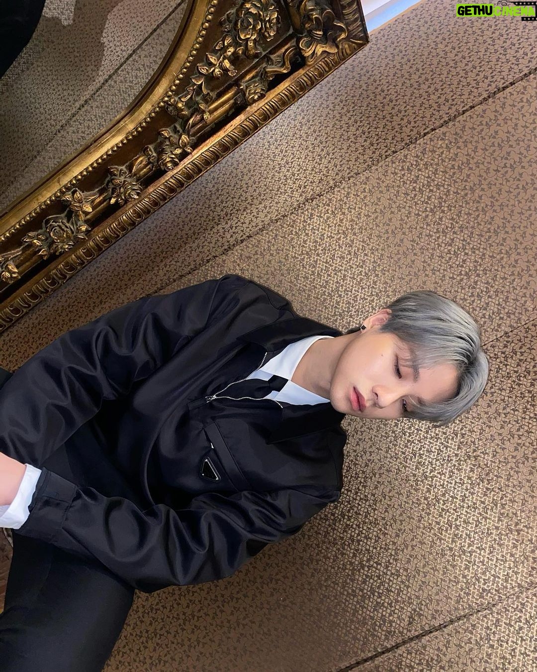 Jinhwan Instagram - 킹덤 재밌게 봤어요?🙃 목요일 7시 50분이 우리 아이코닉에게 선물이길🤟🏻