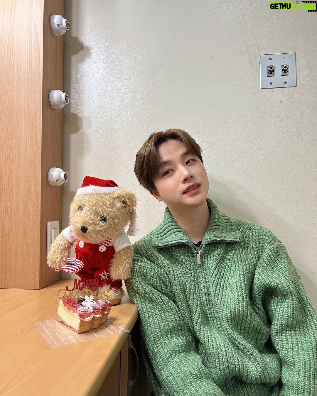 Jinhwan Instagram - Merry Christmas🎄🎅🏻 크리스마스엔 공연이지 우루루까꿍