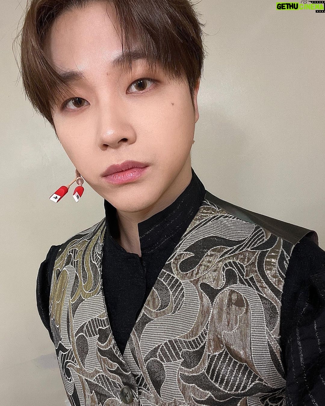 Jinhwan Instagram - 첫공 끝! 긴장해서 아쉬움이 좀 남지만 재밌게 봤나요? 다들 조심히 들어가요🧡 많이들 찾아와줘서 고맙습니다 #드라큘라 #나만잘하면돼