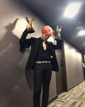 Jinhwan Instagram - 골든디스크💛
대상 받게 해준 아이코닉😭
그리구 저희를 사랑해주신 모든 분들에게 영광을 돌리겠습니다!! 감사합니다