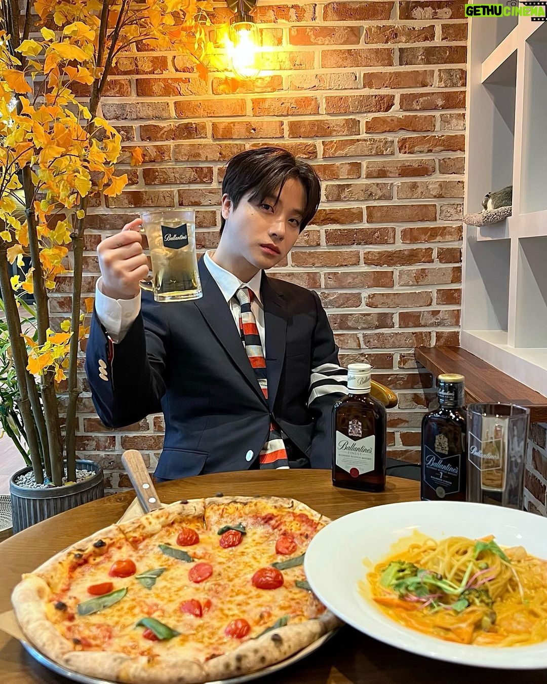 Jinhwan Instagram - be my Ballantine๐ฅ highball_ ๊ทผ๋ฐ ๋๋ฌด ๋ง์ด ๋ง์์ง ๋ง !! ใ
ก #๊ด๊ณ #๋ฐ๋ ํ์ธํ์ด๋ณผ #์ฐ๋ฆฌ๊ฐ๊น์ด์ง๋์๊ฐ #TIMEWELLSPENT ใ
ก Drink Responsibly ๊ฒฝ๊ณ : ์ง๋์น ์์ฃผ๋ ๋์กธ์ค, ๊ธฐ์ต๋ ฅ์์์ด๋ ์น๋งค๋ฅผ ์ ๋ฐํฉ๋๋ค. ์์ ์ค ์์ฃผ๋ ๊ธฐํ์ ์ถ์ ์ํ์ ๋์
๋๋ค. ์ ํ๋ช
: ๋ฐ๋ ํ์ธ ํ์ด๋์คํธ, ๋ฐ๋ ํ์ธ 7๋
๋ฒ๋ฒ ํผ๋์ฌ ์ ์กฐ๊ตญ: ์ค์ฝํ๋๋ ์์
์
์: ใ ํ๋ฅด๋
ธ๋ฆฌ์นด์ฝ๋ฆฌ์