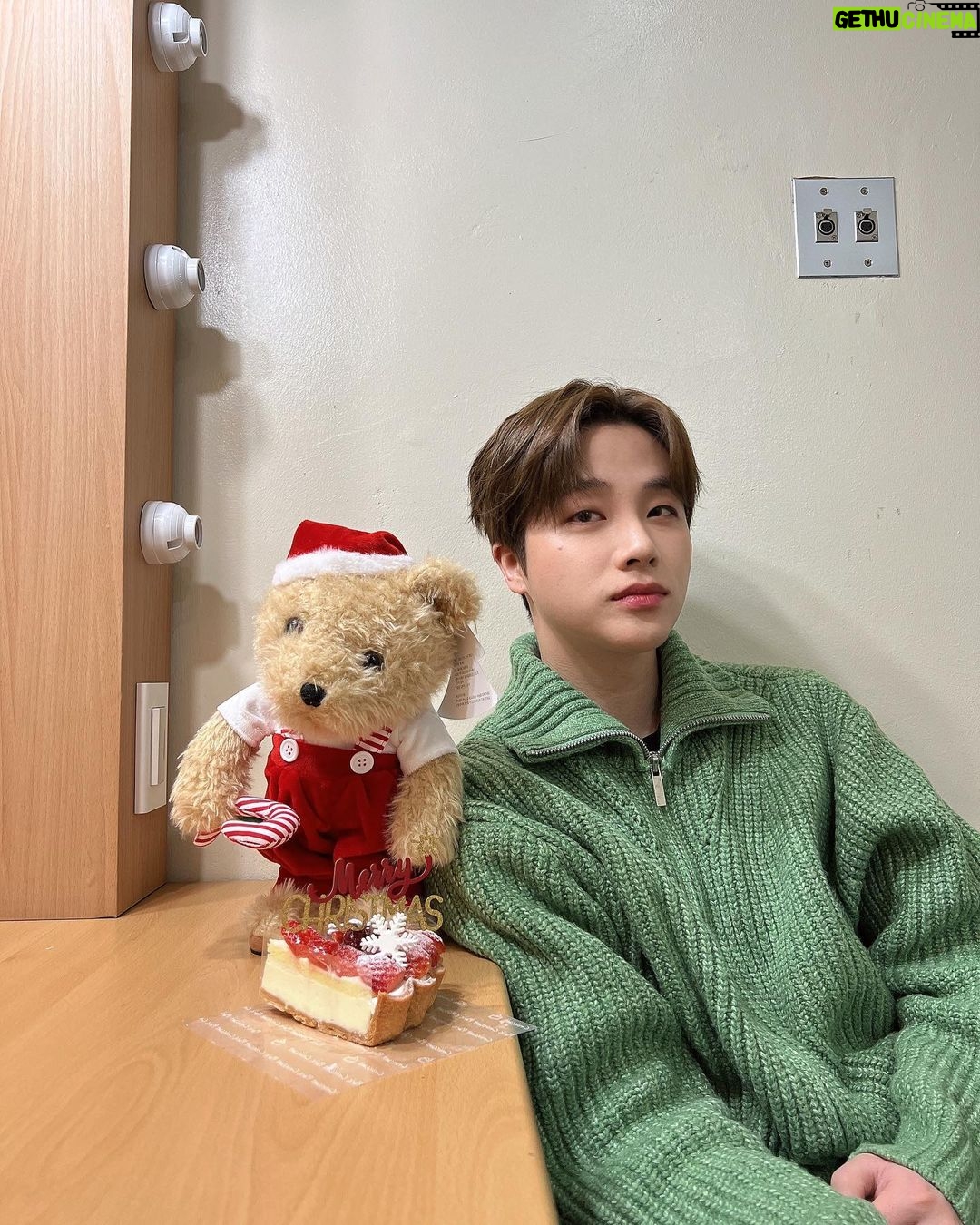 Jinhwan Instagram - Merry Christmas🎄🎅🏻 크리스마스엔 공연이지 우루루까꿍