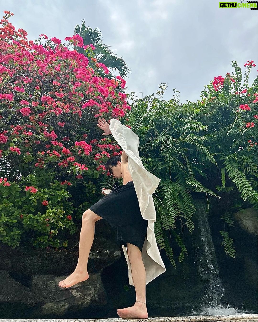 Jinhwan Instagram - I wanna do some weight traning #Jakarta #indonesia 폼 잡다 #입수 조심 진짜 빠졌음