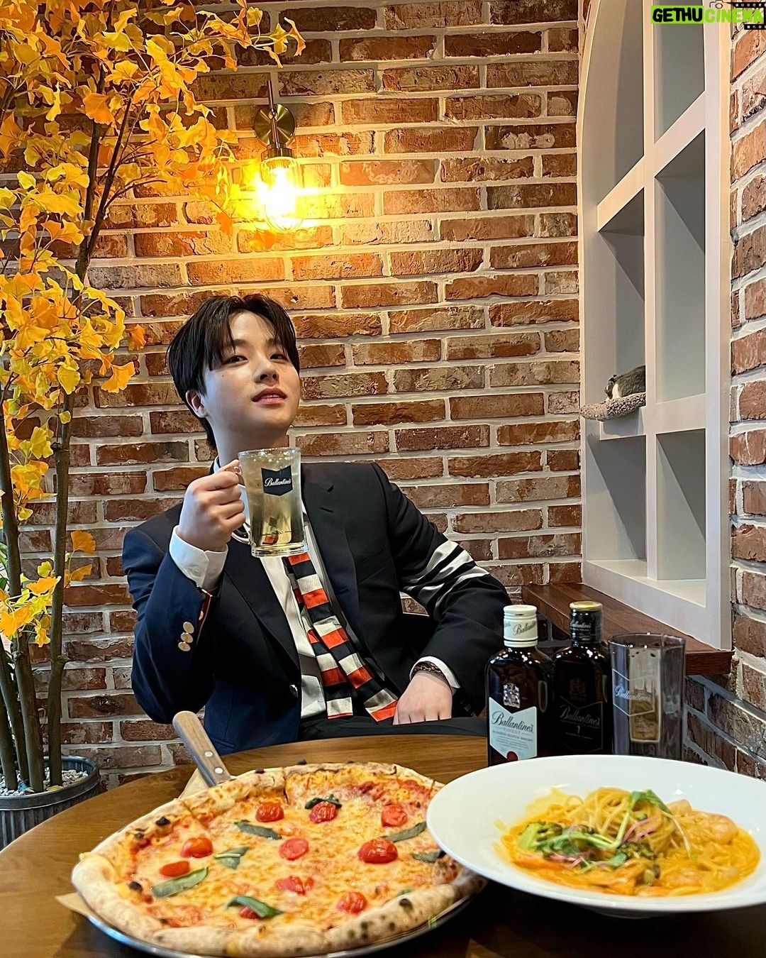Jinhwan Instagram - be my Ballantine๐ฅ highball_ ๊ทผ๋ฐ ๋๋ฌด ๋ง์ด ๋ง์์ง ๋ง !! ใ
ก #๊ด๊ณ #๋ฐ๋ ํ์ธํ์ด๋ณผ #์ฐ๋ฆฌ๊ฐ๊น์ด์ง๋์๊ฐ #TIMEWELLSPENT ใ
ก Drink Responsibly ๊ฒฝ๊ณ : ์ง๋์น ์์ฃผ๋ ๋์กธ์ค, ๊ธฐ์ต๋ ฅ์์์ด๋ ์น๋งค๋ฅผ ์ ๋ฐํฉ๋๋ค. ์์ ์ค ์์ฃผ๋ ๊ธฐํ์ ์ถ์ ์ํ์ ๋์
๋๋ค. ์ ํ๋ช
: ๋ฐ๋ ํ์ธ ํ์ด๋์คํธ, ๋ฐ๋ ํ์ธ 7๋
๋ฒ๋ฒ ํผ๋์ฌ ์ ์กฐ๊ตญ: ์ค์ฝํ๋๋ ์์
์
์: ใ ํ๋ฅด๋
ธ๋ฆฌ์นด์ฝ๋ฆฌ์