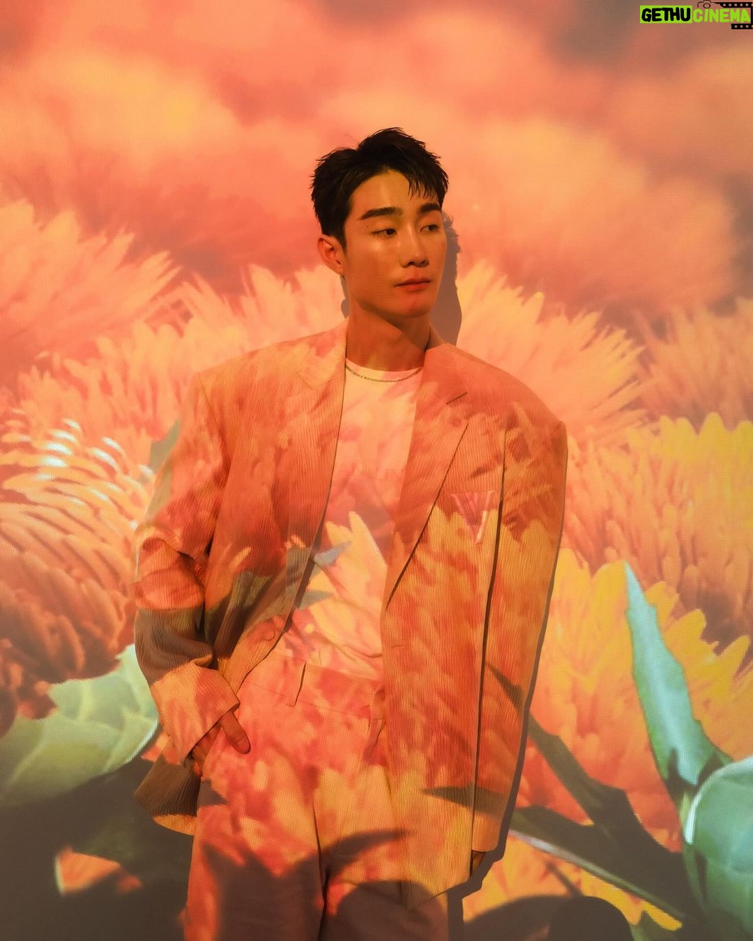 Jiratchapong Srisang Instagram - ดีใจและรู้สึกเป็นเกียรติมากๆ ที่ได้มาร่วมงาน @shiseido “Journey of Potential” 1st event in Bangkok Let’s discover your skin potential within✨ มาสัมผัสประสบการณ์และร่วมทดลอง New Vital Perfection Advanced Cream กันในงานได้จนถึง 4 ก.พ. นี้นะครับ #VitalPerfection #ShiseidoThailand #PotentialHasNoAge