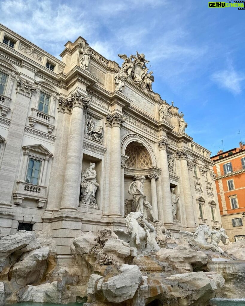Jiratchapong Srisang Instagram - ขอให้ลูกได้กลับมาอิตาลีอีกนะครับ 🤍 Trevi Fountain, Rome