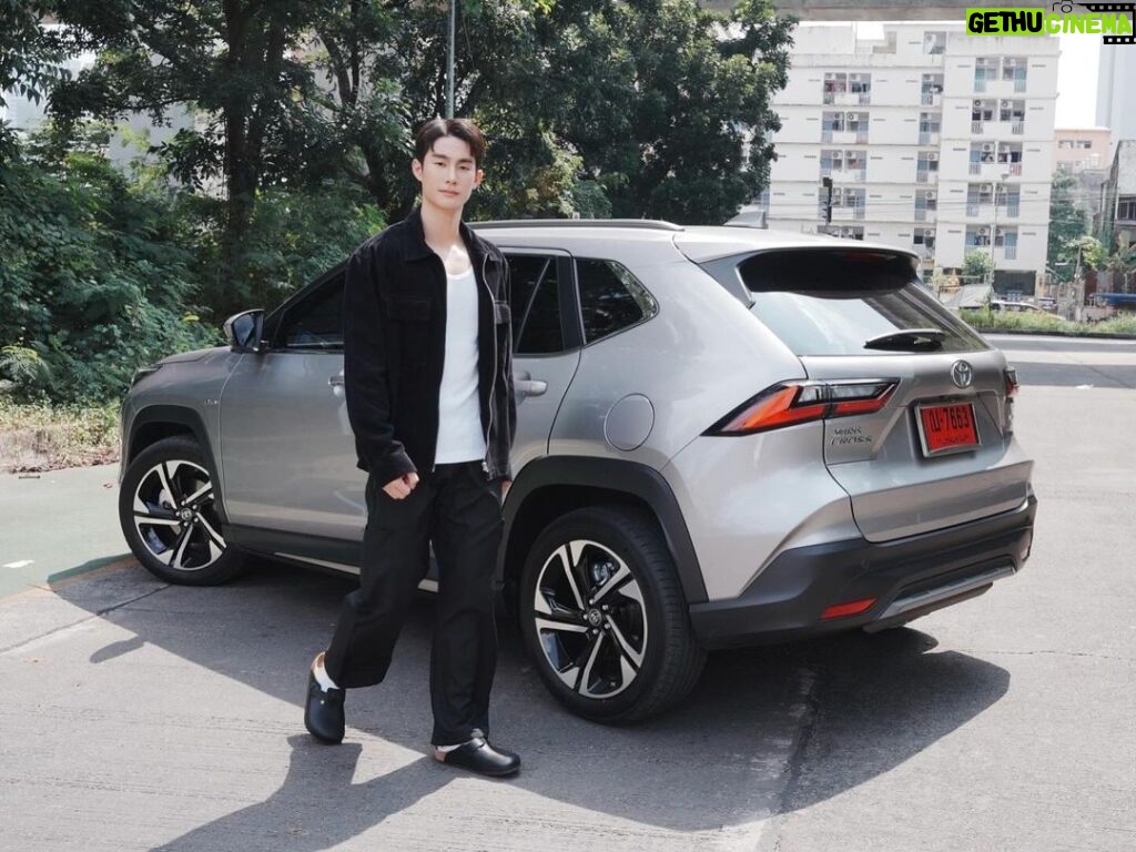 Jiratchapong Srisang Instagram - พร้อม Move อยู่แล้ว แค่บอกมา! จะพาไป Move กับ ALL-NEW YARIS CROSS รถ SUV น้องใหม่ล่าสุดจากโตโยต้า ที่จะพาทุกคนมูฟชีวิตไปให้สุดๆ คันนี้ดีไซน์ภายนอกแบบ Solid & Dynamic Design ส่วนดีไซน์ภายในก็คูลไม่แพ้กัน สะท้อนเอกลักษณ์แห่งความสปอร์ตสไตล์พรีเมียมได้ดีเยี่ยม มาพร้อมฟังก์ชันที่ครบครันและสะดวกสุดๆ ขับสนุก! เต็มสมรรถนะที่ให้เรามูฟได้แบบสุดตัว ด้วยระบบไฮบริดประหยัดน้ำมันถึง 26.3 กม./ลิตร และระบบความปลอดภัยขั้นสุดที่ทำให้มั่นใจตลอดเส้นทาง นี่แหละความความลงตัวของสไตล์ที่โดดเด่น พร้อมตอบสนองไลฟ์สไตล์ที่หลากหลาย เพราะเส้นทางที่ไป ยังมีอะไรให้สุดอีกเยอะ ALL-NEW YARIS CROSS “Move to the Max..มูฟชีวิตไปให้สุดๆ" #TOYOTA #ALLNEWYARISCROSS #MoveToTheMAX #มูฟชีวิตไปให้สุดๆ #สุดๆไปกับYarisCross