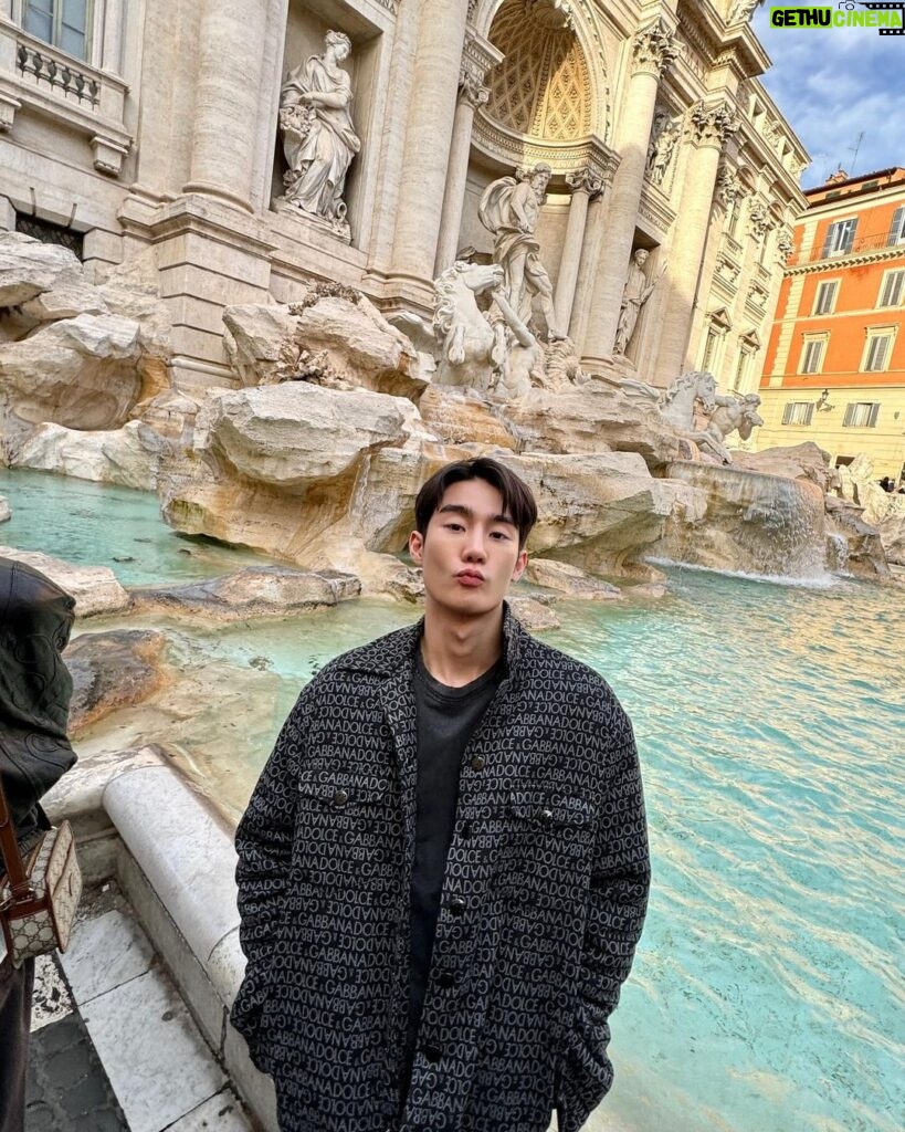 Jiratchapong Srisang Instagram - ขอให้ลูกได้กลับมาอิตาลีอีกนะครับ 🤍 Trevi Fountain, Rome