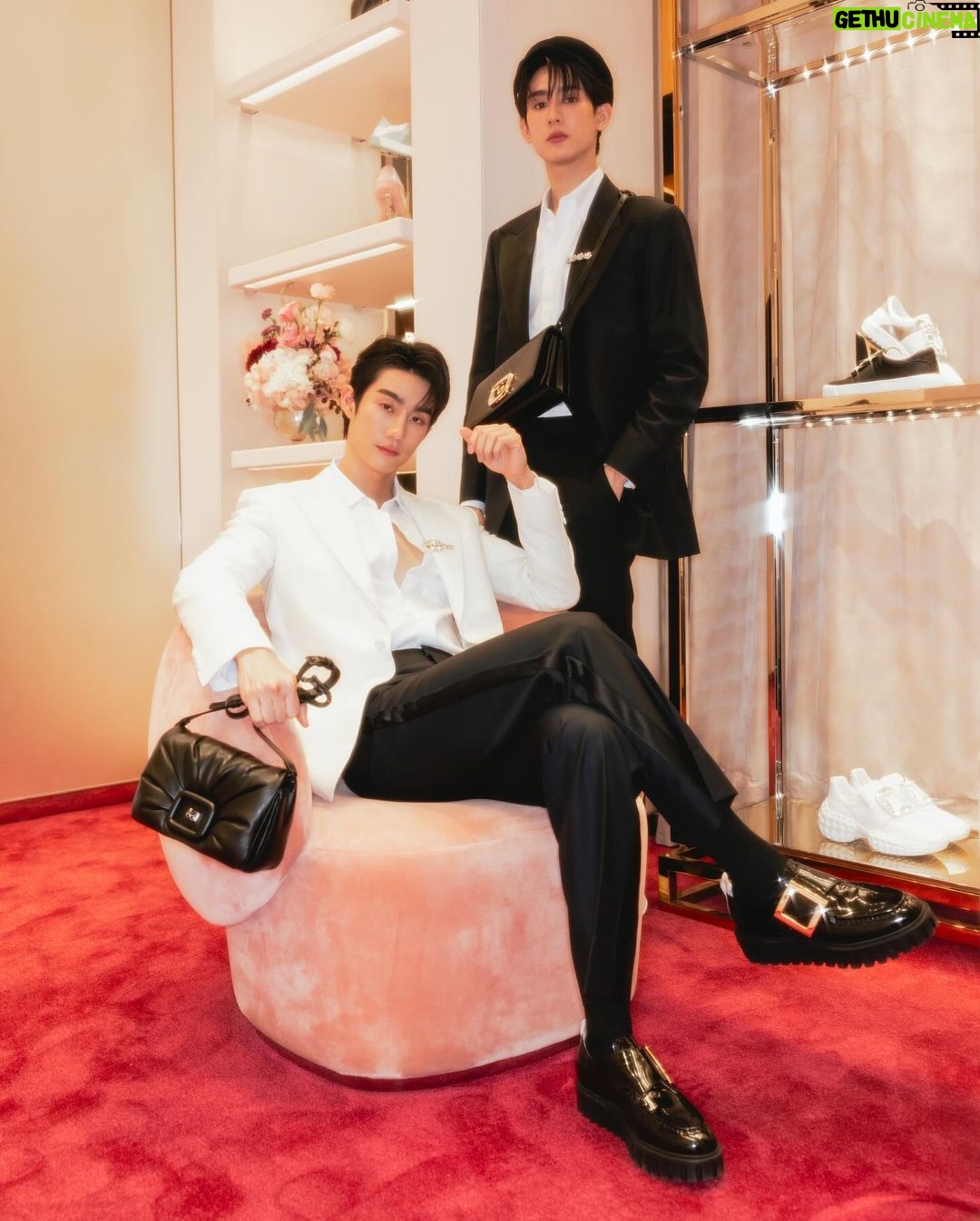 Jiratchapong Srisang Instagram - @Rogervivier #RogerVivierTH #RogerVivierSiamParagon Siam Paragon
