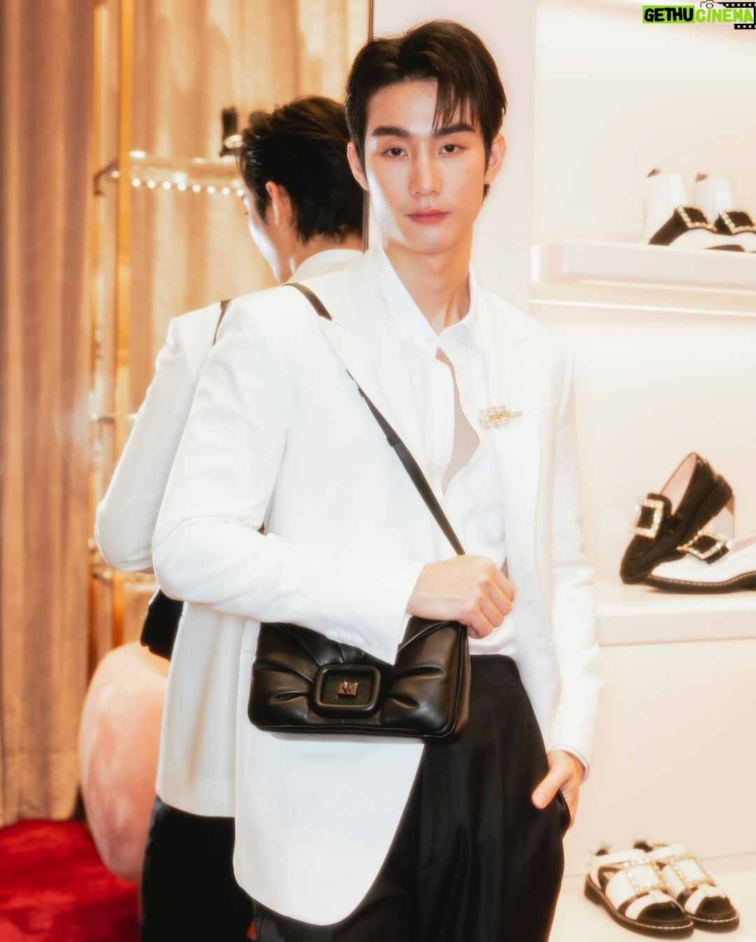 Jiratchapong Srisang Instagram - @Rogervivier #RogerVivierTH #RogerVivierSiamParagon Siam Paragon