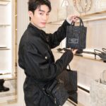 Jiratchapong Srisang Instagram - ตามมาสัมผัสประสบการณ์การช้อปปิ้งแบบลักซ์ซูรี่ครั้งใหม่กันที่ “LUXE HALL” ชั้น M สยามพารากอน แบรนด์หรูระดับโลกมากมายยกขบวนเปิดเอ็กซ์คลูซีฟแฟล็กชิปสโตร์แห่งแรกในประเทศไทย ตอกย้ำความเป็น World Class Luxury Destination ของสยามพารากอนที่อยากให้เพื่อนๆ ทุกคนมาสัมผัสด้วยตัวเอง . #SiamParagon #WorldClassExperience #BeAmazed #LUXEHALLSiamParagon #LuxuryDestination Siam Paragon