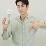 Jiratchapong Srisang Instagram - เรื่องสิวซ้ำซาก ต้องจัดการทีเดียวให้จบ!! ผมอยากแนะนำเจลโฟมจบสิวตัวใหม่ของยูเซอริน 🤟🏻 Eucerin 3X Treatment Gel to Foam Cleanser ⚡️✨   💬 แค่ 7 วันสิวซ้ำซากก็จบได้จริง ด้วย 2% Salicylic Acid ซึ่งมาในปริมาณที่ช่วยรักษาสิวได้จริงใน 7 วัน 💫 เนื้อเจลทูโฟม คือ บีบออกมาเป็นเจล แต่พอถูกับน้ำก็กลายเป็นฟองโฟมสุดนุ่ม เป็นการล้างหน้าที่เพลินมากๆ ใช้แล้วช่วยลดความมันได้ดี ล้างหน้าได้สะอาด สิวและรอยสิวก็ลดลงเยอะเลยครับ 💚🫧   #EucerinThailand #EucerinGelToFoam #จบทุกสิวซ้ำซากใน7วัน