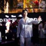 Jiratchapong Srisang Instagram - งาน World Fashion Trend SS2024 ที่สยามพารากอนปีนี้ ตื่นตาตื่นใจกับโชว์ Luxury Brands ที่มาครบมาเต็มจริงๆ ส่วนคืนนี้ ผม ฟอสเลือกลุคของ Dolce&Gabbana มาใส่ ชอบตรงดีเทลที่ตัวเสื้อมาก มีลายดอกไม้ใส่แล้วรู้สึกได้ถึง Summer Vibes จริงๆ #SiamParagon #SiamParagonWorldFashionTrendSS2024 @siamparagonshopping @dolcegabbana