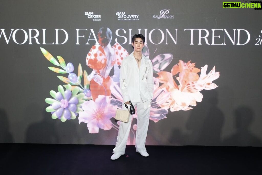 Jiratchapong Srisang Instagram - งาน World Fashion Trend SS2024 ที่สยามพารากอนปีนี้ ตื่นตาตื่นใจกับโชว์ Luxury Brands ที่มาครบมาเต็มจริงๆ ส่วนคืนนี้ ผม ฟอสเลือกลุคของ Dolce&Gabbana มาใส่ ชอบตรงดีเทลที่ตัวเสื้อมาก มีลายดอกไม้ใส่แล้วรู้สึกได้ถึง Summer Vibes จริงๆ #SiamParagon #SiamParagonWorldFashionTrendSS2024 @siamparagonshopping @dolcegabbana