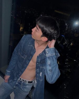 Jiratchapong Srisang Instagram - 🌃 #mycalvins #CalvinKleinTH

@calvinklein