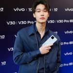 Jirawat Sutivanichsak Instagram - ดิวขอยินดีกับ @vivo_Thailand ครบรอบ 10 ปีแบรนด์สมาร์ตโฟนชั้นนำระดับโลก ยกระดับการถ่ายภาพพอร์ตเทรตกับ vivo V30 5G และ V30 Pro 5G ที่จัดเต็มด้วยกล้อง ZEISS ทั้ง 3 เลนส์ พร้อมดีไซน์สุดพรีเมี่ยมสีขาวมุก Shell White ช่วยถ่ายภาพพอร์ตเทรตดิวได้หล่อเทพเกินคน👼🏻💙 🌟เป็นเจ้าของ vivo V30 5G ได้แล้ววันนี้ ในราคาเริ่มต้นเพียง 14,999.- 💫และจอง vivo V30 Pro 5G ล่วงหน้าและรับเครื่องก่อนใครแล้ว ในราคาเพียง 19,999.- ที่ vivo Brand Shop ทุกสาขาและตัวแทนจำหน่ายทั่วประเทศ แล้วมาถ่ายภาพพอร์ตเทรตแบบโปรไปกับดิวกันเยอะๆนะครับ😎 #vivoV305G #vivoV30Pro5G #vivoครบรอบ10ปี #ถ่ายเทพเกินคน #PortraitSoPro
