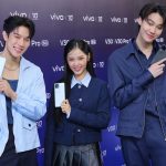 Jirawat Sutivanichsak Instagram - ดิวขอยินดีกับ @vivo_Thailand ครบรอบ 10 ปีแบรนด์สมาร์ตโฟนชั้นนำระดับโลก ยกระดับการถ่ายภาพพอร์ตเทรตกับ vivo V30 5G และ V30 Pro 5G ที่จัดเต็มด้วยกล้อง ZEISS ทั้ง 3 เลนส์ พร้อมดีไซน์สุดพรีเมี่ยมสีขาวมุก Shell White ช่วยถ่ายภาพพอร์ตเทรตดิวได้หล่อเทพเกินคน👼🏻💙 🌟เป็นเจ้าของ vivo V30 5G ได้แล้ววันนี้ ในราคาเริ่มต้นเพียง 14,999.- 💫และจอง vivo V30 Pro 5G ล่วงหน้าและรับเครื่องก่อนใครแล้ว ในราคาเพียง 19,999.- ที่ vivo Brand Shop ทุกสาขาและตัวแทนจำหน่ายทั่วประเทศ แล้วมาถ่ายภาพพอร์ตเทรตแบบโปรไปกับดิวกันเยอะๆนะครับ😎 #vivoV305G #vivoV30Pro5G #vivoครบรอบ10ปี #ถ่ายเทพเกินคน #PortraitSoPro
