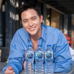 Jirayu Tangsrisuk Instagram – ❄️ช่วงเทศกาลนี้ Nestle Pure Life ออกลายพิเศษ collab กับ @sundaekids น่ารักสุดๆ มีให้เลือก 3 ลาย อย่าลืมเขียนข้อความถึงคนพิเศษไปบนขวดด้วยนะ ✨
💖 Happy Holidays คำอวยพรปีใหม่ให้เพื่อนๆ
💛 Let’s Celebrate ปีนี้มีความสุขกับอะไรกันบ้าง
💚 Gift For You แอบกระซิบบอก wishlist 2024 

📌โปรสุดพิเศษ!
💦 ซื้อน้ำดื่มเนสท์เล่ เพียวไลฟ์ ครบ 289 บาท รับแก้ว tumbler ลาย Sundae Kids ที่ Lotus’s ทุกสาขา (ยกเว้น Lotus’s Go Fresh) ตั้งแต่วันนี้ – 3 ม.ค. 2567
💦 ซื้อน้ำดื่มเนสท์เล่ เพียวไลฟ์ ขนาด 600 มล. 2 ขวด 12 บาท (ปกติ 14 บาท) ที่ 7-Eleven ทุกสาขา ตั้งแต่วันนี้ – 3 ม.ค. 2567

#NestlePureLife
#NestlePureLifexSundaeKids
#เนสท์เล่เพียวไลฟ์
#ทุกหยดสดชื่น