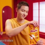 Jirayu Tangsrisuk Instagram - เจมส์ลองแล้ว คุณลองยัง ? ขนมใหม่ เขย่าปรากฎการณ์สแน็กซ์ จากเจ้าสัว 😋 สะเทือนวงการกับครั้งแรกของหมูแท่งกรอบผสมอัลมอนด์ นี่เลย!เจ้าสัวสแน็กซ์ พอร์ค ครั้นชี่ อร่อย ลีน ได้โปรตีน 9 กรัม😍😍😍 เลือกอร่อยได้ 2 รส (*)หมูแท่งกรอบผสมอัลมอนด์ (*)หมูแท่งกรอบผสมพริกคั่วกรอบ 🛒หาซื้อได้แล้ววันนี้ที่ 7-11 ร้านสะดวกซื้อและห้างสรรพสินค้า รวมถึงช่องทางออนไลน์ #เจ้าสัวสแน็กซ์พอร์คครั้นชี่ #เจ้าสัว #อร่อยได้โปรตีน9กรัม