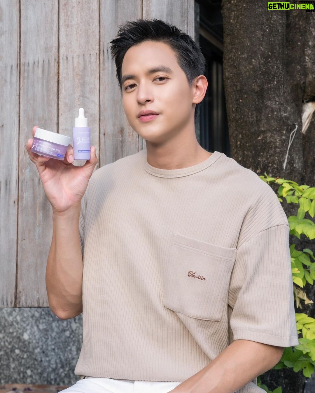 Jirayu Tangsrisuk Instagram - มาบูสต์สองพลังหยุดเวลาผิว ด้วยเซรั่มและมาสก์เจล จาก @cute_press ช่วยผลัดเซลล์ผิวเก่าอย่างอ่อนโยน พร้อมชะลอการเกิดริ้วรอย แถมเติมและล็อกความชุ่มช่ืนอีกด้วย 👍🏻 📍ช็อปเลย Cute Press Shop ทุกสาขาทั่วประเทศ และช่องทางออนไลน์ #บูสต์2พลังหยุดเวลาผิว #เซรั่มหยุดเวลาผิว #มาสก์เจลหยุดเวลาผิว #มาสก์ม่วงcutepress #cutepress