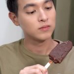 Jirayu Tangsrisuk Instagram - เจมส์อยากให้ทุกคนมาลองความอร่อยแบบสุดคุ้มของครีโมช็อกโก้ครัช🍦😋⭐️ ไอศกรีมมัลติเลเยอร์ ที่จะทำให้ทุกคนอร่อยฟินไปกับดาร์กช็อกโกแลตบาร์🍫 พร้อมคริสปี้บอลกรุบกรอบ และไอศกรีมวานิลลาหอมละมุน อร่อยฟินทุกคำที่กัด ในราคาเพียง 15 บาทเท่านั้น‼️ 🛒 ช่องทาง Online 7-Eleven Delivery : https://7eleventh.page.link/FJMs 🚩ร้านค้าใกล้บ้าน 7-Eleven, Lotus, Big C, MaxValu, Gourmet Market, CJ Supermarket และตู้ครีโมทั่วประเทศ #ครีโมฟินให้สุดฟีล #อัปฟีลฟินทุกชั้น #ไอติมครีโม #cremo