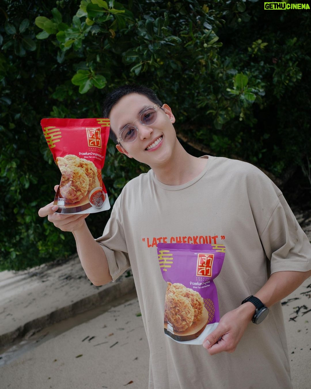 Jirayu Tangsrisuk Instagram - 📣📣บอกต่อความอร่อย เคี้ยวมันส์ นี่เลย! 👉🏻👉🏻 ข้าวแต๋น หน้าหมูหยอง จากเจ้าสัว เจ้าอร่อยเจ้าเดิม อบกรอบแน่นเต็มคำ โรยหมูหยองคุณภาพชั้นดี🤩 มีให้เลือก 2 รส 1. ข้าวแต๋น หน้าหมูหยอง ทาด้วยน้ำซอสสูตรลับต้นตำรับเจ้าสัว 2. ข้าวแต๋น หน้าหมูหยอง พริกเผา เพิ่มรสเผ็ดด้วยพริกเผาคั่วร้อนๆจากกระทะ ขนาดนี้ต้องหามาลองแล้ว เจมส์คอนเฟิร์ม!😋 #เจ้าสัว #สูตรลับความอร่อย #ข้าวแต๋นเจ้าสัว