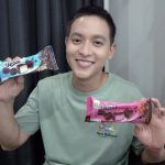 Jirayu Tangsrisuk Instagram - ทุกคนนนนน….เจมส์มีไอศกรีมจากครีโมมาแนะนำ นั่นก็คือไอศกรีมช็อกโกแลตนักเก็ต ครีโมอะตอมรสวานิลลา และ อะตอมฮาร์ทช็อกโก้เบอร์รี 2 รสชาติความอร่อย ที่มาพร้อมช็อกโกแลตเข้มข้น เสิร์ฟมาในถาดไซส์พอดีมือ ทานสะดวกทุกช่วงเวลา ⭐️🍦😋 สามารถหาซื้อได้ที่ร้านค้าใกล้บ้าน 7-Eleven, Lotus’s, Big C, MaxValue, Gourmet Market และตู้ค​รีโม​ทั่วประเทศ หรือช่องทาง Online 🍦🍫 : https://7eleventh.page.link/NyEj 🍓 🍫 : https://7eleventh.page.link/9zfE #ครีโมฟินให้สุดฟีล #ไอติมครีโม #cremo
