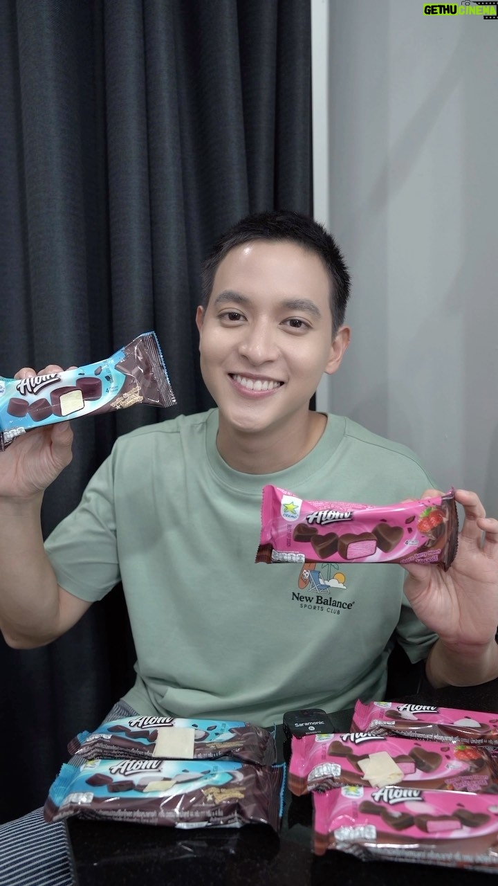 Jirayu Tangsrisuk Instagram - ทุกคนนนนน….เจมส์มีไอศกรีมจากครีโมมาแนะนำ นั่นก็คือไอศกรีมช็อกโกแลตนักเก็ต ครีโมอะตอมรสวานิลลา และ อะตอมฮาร์ทช็อกโก้เบอร์รี 2 รสชาติความอร่อย ที่มาพร้อมช็อกโกแลตเข้มข้น เสิร์ฟมาในถาดไซส์พอดีมือ ทานสะดวกทุกช่วงเวลา ⭐️🍦😋 สามารถหาซื้อได้ที่ร้านค้าใกล้บ้าน 7-Eleven, Lotus’s, Big C, MaxValue, Gourmet Market และตู้ครีโมทั่วประเทศ หรือช่องทาง Online 🍦🍫 : https://7eleventh.page.link/NyEj 🍓 🍫 : https://7eleventh.page.link/9zfE #ครีโมฟินให้สุดฟีล #ไอติมครีโม #cremo