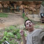 Jirayu Tangsrisuk Instagram - เจ้าป่าอาจเป็นสิงโต .. แต่เจ้าของหัวใจโตๆ เป็นของเธอ A day at Chiang Mai Night Safari #chiangmainightsafari #VirtualReality #NaturalThemePark rk Chiangmai Night Safari