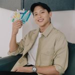 Jirayu Tangsrisuk Instagram - บ๊ายบายเป็นหนึ่ง! เจมส์จิกลับมาแล้วครับ กลับมาพร้อมไอเทมตัวดังใน 7-11 เซรั่มและมาสก์กู้ผิวจาก @cute_press 💜 -สูตรสีฟ้า บูสต์ผิวอิ่มน้ำ -สูตรสีเหลือง กู้ผิวไบร์ทกระจ่างใส -สูตรสีเขียว สู้สิวผิวแข็งแรง เจอฝุ่นมลภาวะทุกวันต้องบำรุงกันหน่อย 🌞✨ พิกัดหาซื้อได้ที่ 7-ELEVEN ทุกสาขาครับ