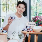 Jirayu Tangsrisuk Instagram - Healthy & Happy with Meiji Bulgaria set yogurt and fruit #ใหม่รสไวลด์เบอร์รี 🫐🍓 เมจิ บัลแกเรีย เซ็ทโยเกิร์ตแอนด์ฟรุ๊ต จัดงานเปิดตัว จะไม่มีเจมส์ได้ไงครับ😆 เจมส์เก็บภาพบรรยากาศมาฝาก งานน่ารักมากครับ 💙 ได้พา Influencer เข้า workshop เคล็ดลับเริ่มต้นดูแลตัวเอง ด้วยการออกกำลังกายเบาๆ 🫐 ต่อด้วยทานโยเกิร์ตที่ดีต่อสุขภาพ แถมอร่อยมาก อย่าง เมจิ บัลแกเรีย#ใหม่รสไวลด์เบอร์รี 🫐🍓 …ชั้นบนเป็นโยเกิร์ตเนื้อแน่น เนียนนุ่ม มาพร้อมชั้นไวลด์เบอร์รีแท้ด้านล่าง มีจุลินทรีย์ดี LB81 น้ำตาลน้อย ไขมันต่ำ Healthy & Happy สมชื่องานจริงๆ อยากให้ทุกคนได้ลอง เมจิ บัลแกเรีย รสใหม่ รสไวลด์เบอร์รี กันนะครับ ที่ 7-eleven ทุกสาขา~ #เมจิบัลแกเรีย #เซ็ทโยเกิร์ตแอนด์ฟรุ๊ต #ใหม่รสไวลด์เบอร์รี #2ชั้นเฮลตี้ได้อร่อยด้วย