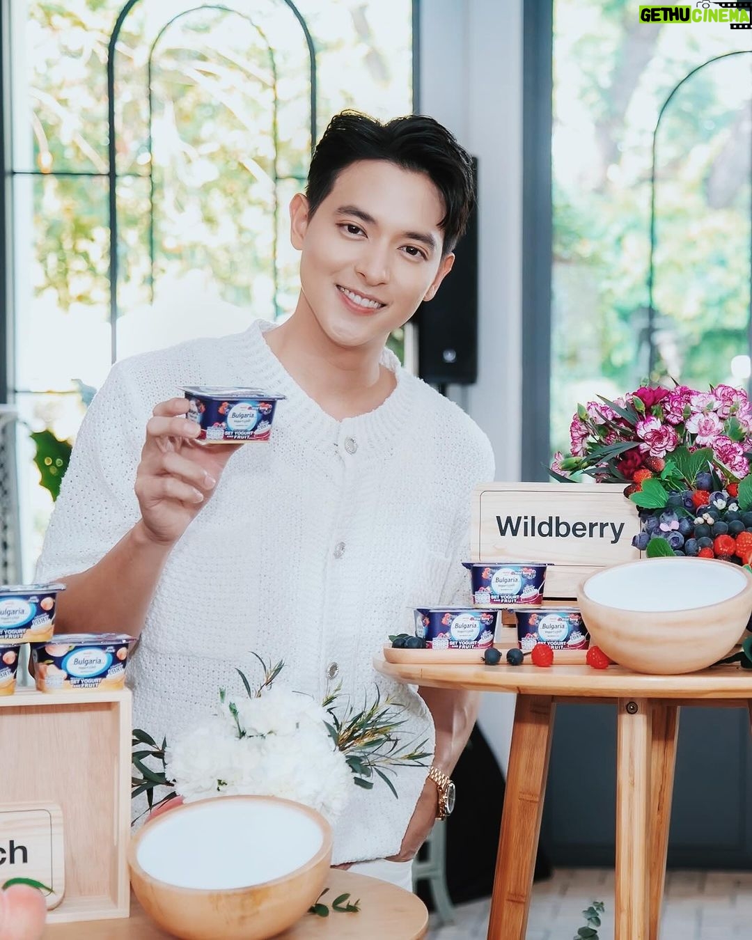 Jirayu Tangsrisuk Instagram - Healthy & Happy with Meiji Bulgaria set yogurt and fruit #ใหม่รสไวลด์เบอร์รี 🫐🍓 เมจิ บัลแกเรีย เซ็ทโยเกิร์ตแอนด์ฟรุ๊ต จัดงานเปิดตัว จะไม่มีเจมส์ได้ไงครับ😆 เจมส์เก็บภาพบรรยากาศมาฝาก งานน่ารักมากครับ 💙 ได้พา Influencer เข้า workshop เคล็ดลับเริ่มต้นดูแลตัวเอง ด้วยการออกกำลังกายเบาๆ 🫐 ต่อด้วยทานโยเกิร์ตที่ดีต่อสุขภาพ แถมอร่อยมาก อย่าง เมจิ บัลแกเรีย#ใหม่รสไวลด์เบอร์รี 🫐🍓 …ชั้นบนเป็นโยเกิร์ตเนื้อแน่น เนียนนุ่ม มาพร้อมชั้นไวลด์เบอร์รีแท้ด้านล่าง มีจุลินทรีย์ดี LB81 น้ำตาลน้อย ไขมันต่ำ Healthy & Happy สมชื่องานจริงๆ อยากให้ทุกคนได้ลอง เมจิ บัลแกเรีย รสใหม่ รสไวลด์เบอร์รี กันนะครับ ที่ 7-eleven ทุกสาขา~ #เมจิบัลแกเรีย #เซ็ทโยเกิร์ตแอนด์ฟรุ๊ต #ใหม่รสไวลด์เบอร์รี #2ชั้นเฮลตี้ได้อร่อยด้วย