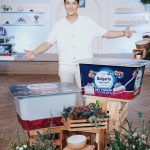 Jirayu Tangsrisuk Instagram - Healthy & Happy with Meiji Bulgaria set yogurt and fruit #ใหม่รสไวลด์เบอร์รี 🫐🍓 เมจิ บัลแกเรีย เซ็ทโยเกิร์ตแอนด์ฟรุ๊ต จัดงานเปิดตัว จะไม่มีเจมส์ได้ไงครับ😆 เจมส์เก็บภาพบรรยากาศมาฝาก งานน่ารักมากครับ 💙 ได้พา Influencer เข้า workshop เคล็ดลับเริ่มต้นดูแลตัวเอง ด้วยการออกกำลังกายเบาๆ 🫐 ต่อด้วยทานโยเกิร์ตที่ดีต่อสุขภาพ แถมอร่อยมาก อย่าง เมจิ บัลแกเรีย#ใหม่รสไวลด์เบอร์รี 🫐🍓 …ชั้นบนเป็นโยเกิร์ตเนื้อแน่น เนียนนุ่ม มาพร้อมชั้นไวลด์เบอร์รีแท้ด้านล่าง มีจุลินทรีย์ดี LB81 น้ำตาลน้อย ไขมันต่ำ Healthy & Happy สมชื่องานจริงๆ อยากให้ทุกคนได้ลอง เมจิ บัลแกเรีย รสใหม่ รสไวลด์เบอร์รี กันนะครับ ที่ 7-eleven ทุกสาขา~ #เมจิบัลแกเรีย #เซ็ทโยเกิร์ตแอนด์ฟรุ๊ต #ใหม่รสไวลด์เบอร์รี #2ชั้นเฮลตี้ได้อร่อยด้วย
