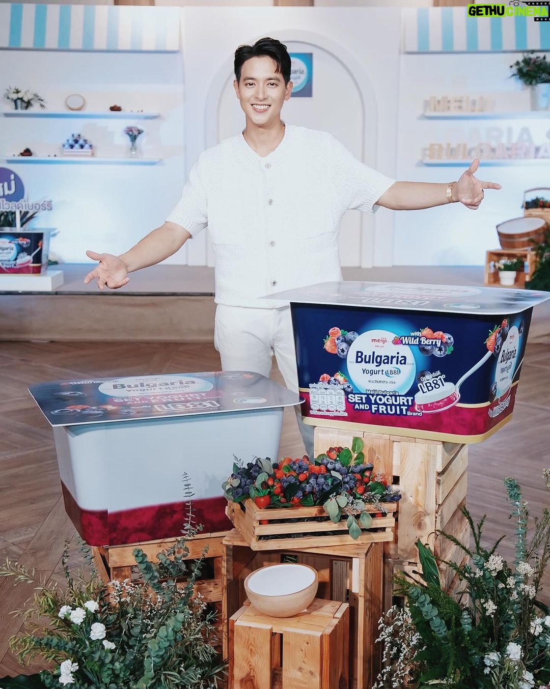 Jirayu Tangsrisuk Instagram - Healthy & Happy with Meiji Bulgaria set yogurt and fruit #ใหม่รสไวลด์เบอร์รี 🫐🍓 เมจิ บัลแกเรีย เซ็ทโยเกิร์ตแอนด์ฟรุ๊ต จัดงานเปิดตัว จะไม่มีเจมส์ได้ไงครับ😆 เจมส์เก็บภาพบรรยากาศมาฝาก งานน่ารักมากครับ 💙 ได้พา Influencer เข้า workshop เคล็ดลับเริ่มต้นดูแลตัวเอง ด้วยการออกกำลังกายเบาๆ 🫐 ต่อด้วยทานโยเกิร์ตที่ดีต่อสุขภาพ แถมอร่อยมาก อย่าง เมจิ บัลแกเรีย#ใหม่รสไวลด์เบอร์รี 🫐🍓 …ชั้นบนเป็นโยเกิร์ตเนื้อแน่น เนียนนุ่ม มาพร้อมชั้นไวลด์เบอร์รีแท้ด้านล่าง มีจุลินทรีย์ดี LB81 น้ำตาลน้อย ไขมันต่ำ Healthy & Happy สมชื่องานจริงๆ อยากให้ทุกคนได้ลอง เมจิ บัลแกเรีย รสใหม่ รสไวลด์เบอร์รี กันนะครับ ที่ 7-eleven ทุกสาขา~ #เมจิบัลแกเรีย #เซ็ทโยเกิร์ตแอนด์ฟรุ๊ต #ใหม่รสไวลด์เบอร์รี #2ชั้นเฮลตี้ได้อร่อยด้วย