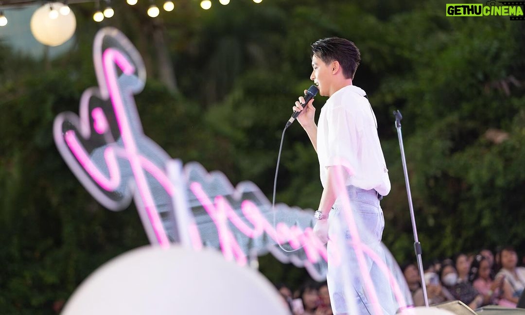 Jirayu Tangsrisuk Instagram - “ ขอให้ 10 ปีที่ผ่านมา … เป็นความทรงจำที่ดีของทุกคน ” “ และไม่ว่าจะอีกนานแค่ไหนต่อจากนี้ … ขอให้เราพบกันด้วยความสุขตลอดไป “ ขอบคุณทุกความรักที่มีให้กันเสมอมาครับ งานวันนี้มีหลายอย่างมากๆที่ต้องขอบคุณ เริ่มตั้งแต่ขอบคุณแฟนคลับของกระผมเองที่กดดันจนเกิดงานวันนี้มาได้ ผมไม่เคยกล้าที่จัดเลย ด้วยเหตุที่ว่า กลัวทุกคนไม่สนุก ผมคิดไม่ออกผมจะทำมันยังไง และไม่รู้จนถึง ณ ตอนนี้ว่า ทุกคนได้รับความสุขจริงๆ ไหม แต่สุดท้ายแล้วมันก็ผ่านไปและได้แต่หวังในใจว่า ในวันนั้นที่เราเจอกัน จะได้รับความสุขไปบ้าง ขอบคุณทีมงานเบื้องหลังทุกท่านที่เยอะมากๆ ที่ทำทุกอย่างให้งานออกมาราบรื่นที่สุด ขอบคุณ Sponsor ผู้ใจดี ที่ช่วยสนับสนุนให้เราจัดงานนี้ขึ้นมา เพื่อให้พวกเราทุกคนได้นำเงินจากการขายบัตรทั้งหมดไปบริจาค @meijibulgariayoghurt @cute_press @nestlepurelife_th @chaosua1958 หลังจากนี้ผมจะนำเงินที่ได้ไปบริจาค ( วันนั้นไม่ได้กล่าวถึงขออภัยเป็นอย่างสูง ด้วยความตื่นเต้น ) ขอบคุณจากใจอีกครั้ง ที่ทุกคนมาหากัน ไม่ว่าเราจะพึ่งเจอกันหรือเจอกันมาเกินกว่านั้นแล้ว ขอบคุณครับ ☺️❤️