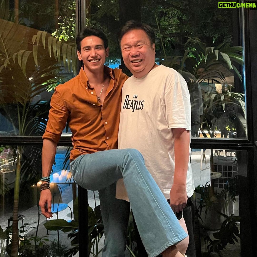 Jirayu Thantrakul - 42.7K Likes - วันแห่งความรักในทัศนะของข้าพเจ้านั้น
มันไม่มีกฏอะไรมาบังคับว่าเราจะต้องมอบความรักอย่างมีขอบเขต ในเมื่อมนุษย์สามารถเผื่อแผ่ความรักได้อย่างไร้พรหมแดน และมันไม่จำเป็นต้องมีตรรกะใดๆเพื่อที่จะรัก แค่มีความปรารถนาที่ดีก็ประเสริฐมากแล้ว